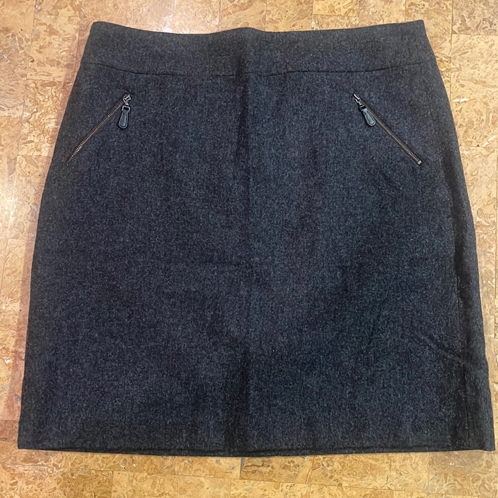 Talbots wool/nylon skirt, zips in back, zip pockets in front, lined lightweight